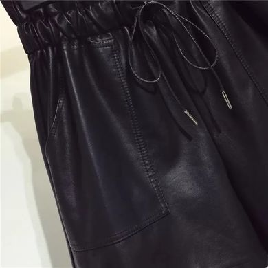 Жіночі шорти з кишенями з екошкіри чорні фото
