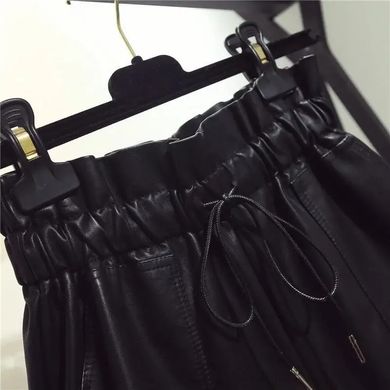 Жіночі шорти з кишенями з екошкіри чорні фото