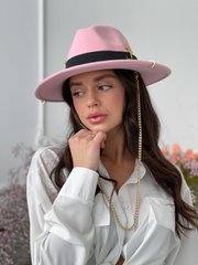 Шляпа женская Федора Calabria с металлическим декором и цепочкой розовая (пудра) фото