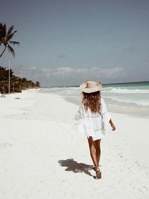 Жіноча пляжна туніка-сорочка з кільцями та рюшами біла фото