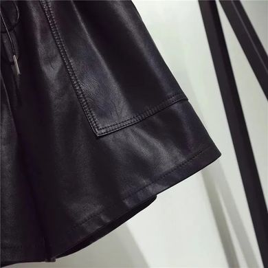 Женские шорты с карманами из экокожи черные фото