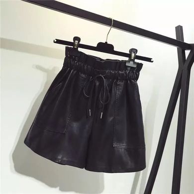 Женские шорты с карманами из экокожи черные фото