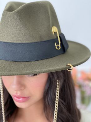 Шляпа женская Федора Calabria с металлическим декором и цепочкой зеленая (хаки) фото