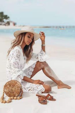 Женская пляжная туника сетка с поясом и рюшами белая фото