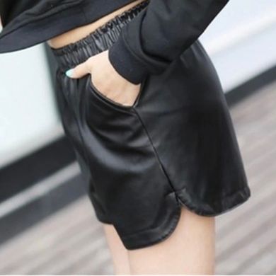 Женские шорты Icon с карманами из экокожи черные фото