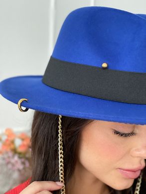 Шляпа женская Федора Calabria с металлическим декором и цепочкой синяя (электрик) фото