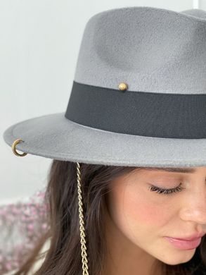 Шляпа женская Федора Calabria с металлическим декором и цепочкой серая фото