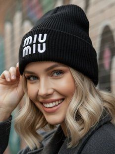 Шапка унісекс Scapula Miu Miu з відворотом чорна фото