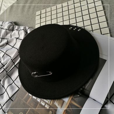 Шляпа унисекс Канотье с устойчивыми полями и металлическим декором черная фото