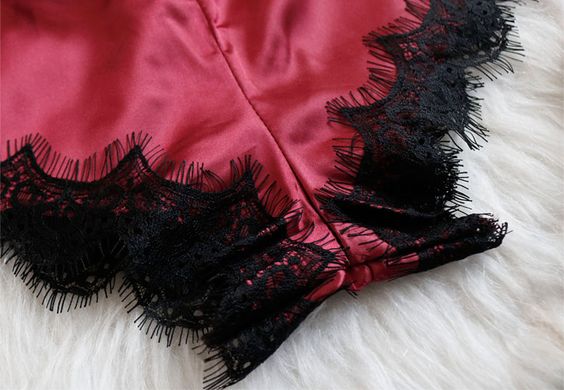 Жіноча атласна піжама 3в1: топ атласний, топ ажурний та шорти бордова фото
