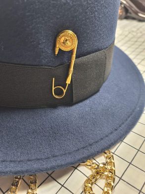 Шляпа женская Канотье Calabria с металлическим декором и цепочкой темно-синяя фото